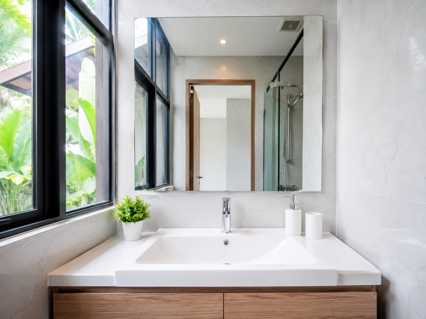 Kamar mandi bening sesudah dibersihkan