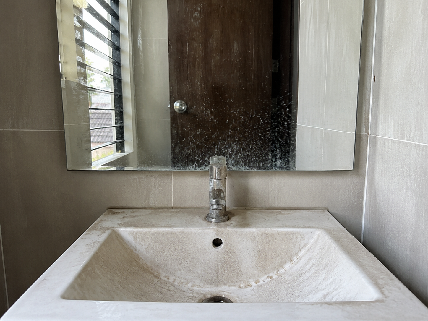 Kamar mandi berkerak sebelum dibersihkan